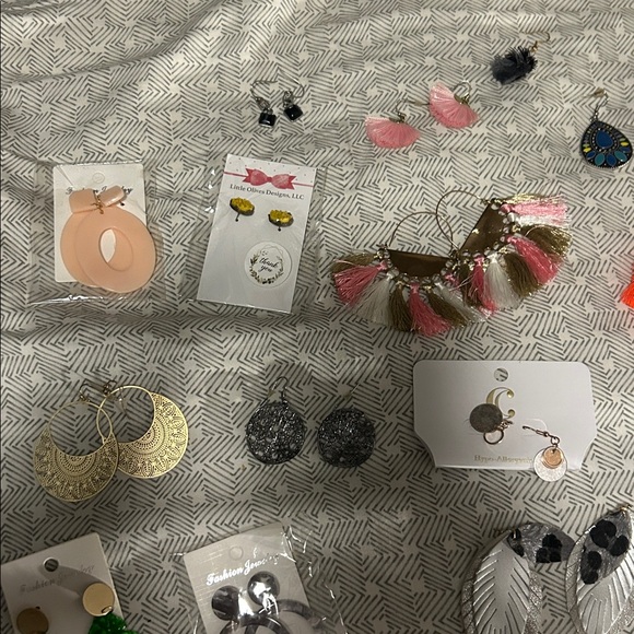 Assorted Fashion Earrings Collection - Picture 4 of 6